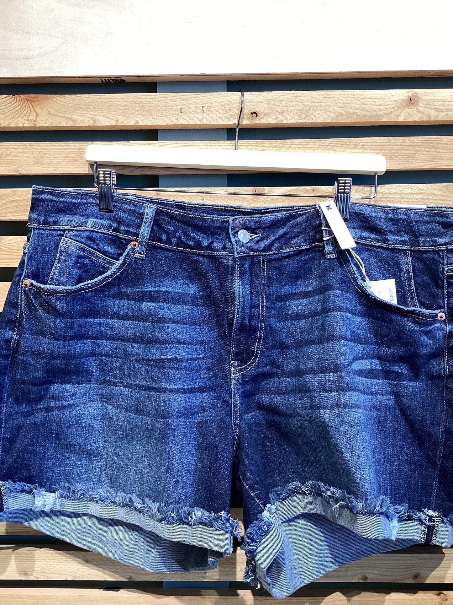 Artemis Denim Cutoff short